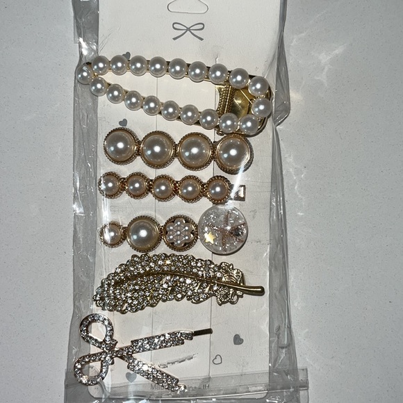 Girl’s Bunny 🐰 TalesUs Pearl and rhinestone Hair clips - Picture 3 of 11